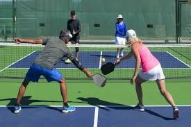 指针卡在周六清晨五点半，水壶灌满的声响里藏着期待。